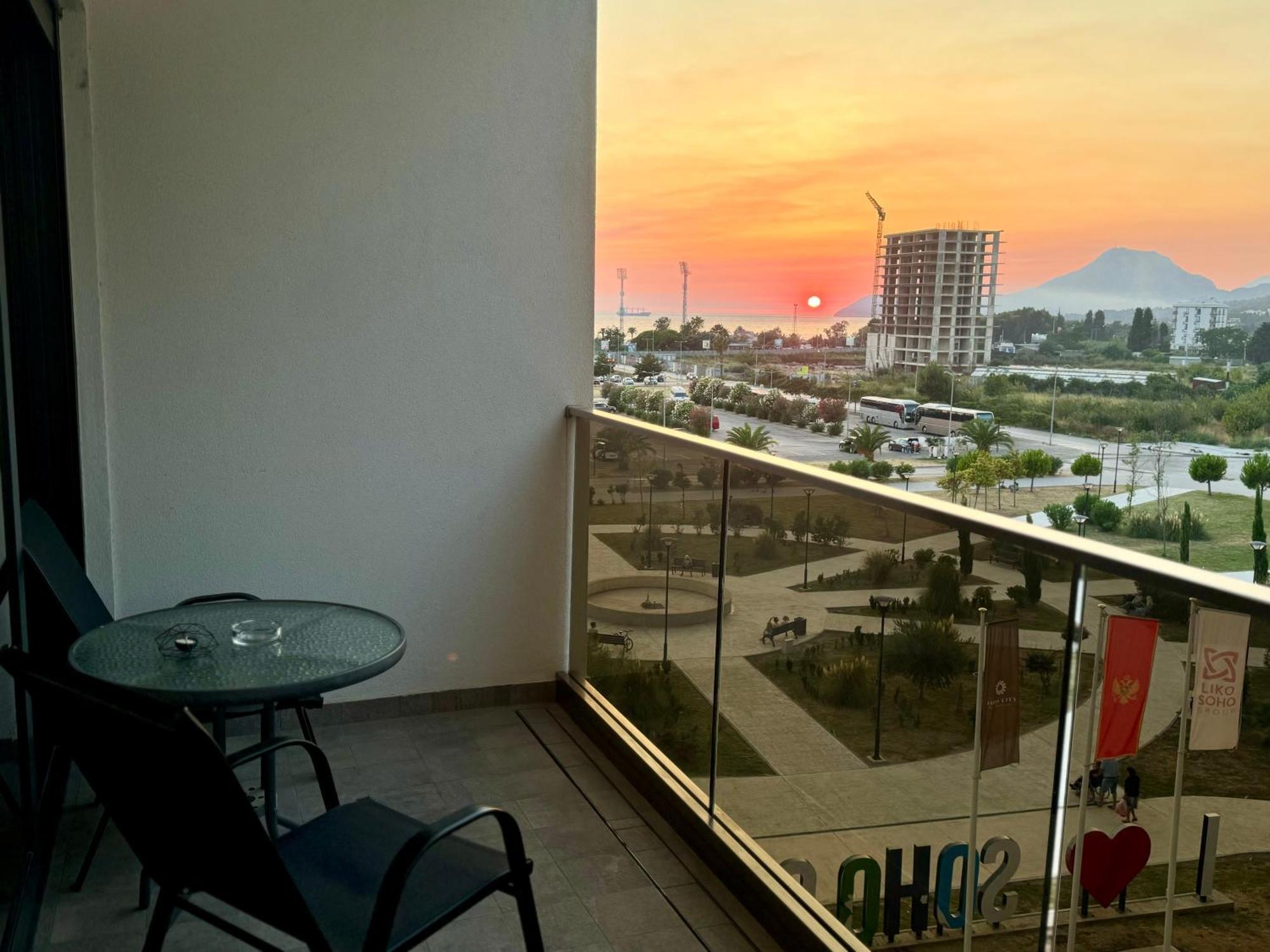 Suncoast Suites Bar Exterior foto
